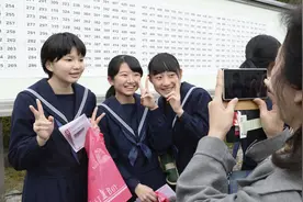 “别人家的校服”，日本女高中生校服，齐刘海格子裙太可爱了图片