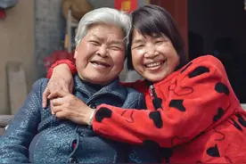 75岁老姐俩的老年“抱团式”的养老生活，值得老年人借鉴与学习图片