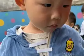 孩子外套拉链坏了，老师的处理方式看似“滑稽”，实则很贴心图片