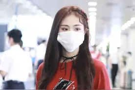 徐紫茵一袭红色卫衣搭配格纹A字裙，一袭红色变身辣妹子图片