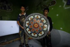 也门的艺术家创作玻璃画，浓郁的阿拉伯艺术风扑面而来图片