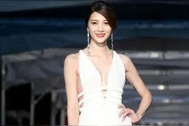 吴亚馨白色长裙 看上去真是“人高马大”图片