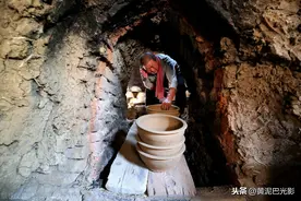 67岁老人烧窑制陶50年，眼看手艺要失传，1位美术师却登门学艺图片