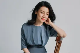 真正的气质美人！“德华姑姑”刘琳一袭蓝裙高贵优雅，美到骨子里图片