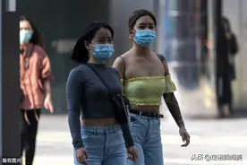 春暖花开，实拍北京三里屯街头，美女打扮潮人夏天来更好图片