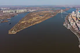 天气晴好，欣赏一下航拍视角的松花江图片