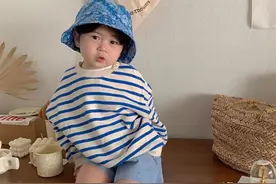 可爱韩国男孩ywoo的萌帅色彩系日常穿搭，气质和衣品要从小培养图片