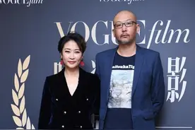 梁静气场真高级，商务装穿出时尚潇洒范儿，和管虎同框依旧显气质图片