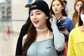 发福的NANCY李承利穿一字领凹身材，戴上针织帽还显高图片