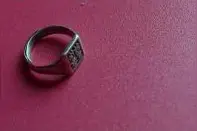 一枚戒指背后的故事图片