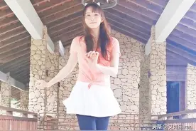 胡静在家真放得开，穿短裙戴狐狸耳饰走廊上跳舞，俏皮舞姿太可爱图片