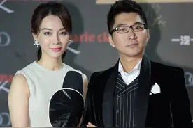 陈数携丈夫走红毯，她一袭印花裙变温柔小女人，老公穿夹克很绅士图片