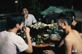 湖北“最勇猛”的习俗，一大清早，三五成群，酒杯一端图片