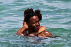 曼城斯特林与女儿在海里嬉戏，这是真快乐！抛开一切球场上的烦恼图片