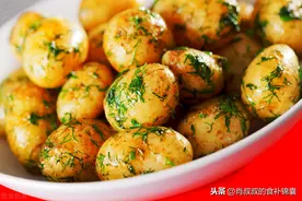 土豆别再炒了，蒸一蒸淋上酱汁，好看又好吃图片