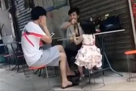 影帝王大治被偶遇，坐街头吃饭环境简陋太唏嘘，身边人疑是其妻女图片