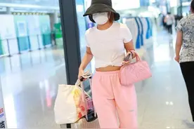 王菊可真爱“炫腹”，白色T恤配粉色长裤，减龄时尚太有个性图片