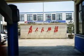 因孩子姓不随父母，遭派出所拒办户籍。一纸诉讼将派出所告上法庭图片