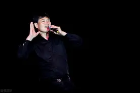 大衣哥近照发福，衣着朴素肚大如球，家中凌乱被批不讲卫生图片