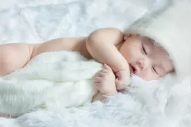 故事：亲戚结婚5年没娃，我好心把儿子送养，没想这事害我倒大霉图片
