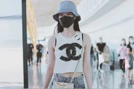 宋轶穿搭无袖印花上衣牛仔裤，小蛮腰实力吸睛，头戴渔夫帽少女感图片