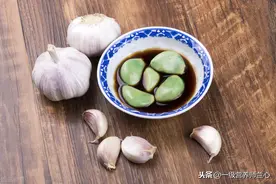 咸鱼腌菜被列为致癌物，那变绿的腊八蒜呢？这些人还真不适合吃图片