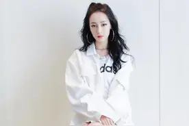 筷子腿已经不流行了！热巴的“酒杯腿”才真好看，怎么穿都气质图片