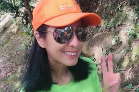 64岁米雪与朋友去爬山，穿荧光绿T恤配棒球帽，状态超好不像50后图片