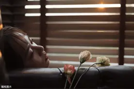 18岁女大学生的卑微初恋，爱情真不能一头热，醒醒吧姑娘图片