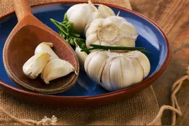 大蒜很辣，为什么北方人喜欢一瓣一瓣生吃，而南方却鲜有人吃呢？图片