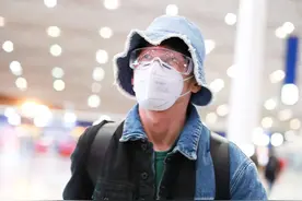 白宇穿着休闲牛仔服复工现身机场，造型简约运动又休闲图片