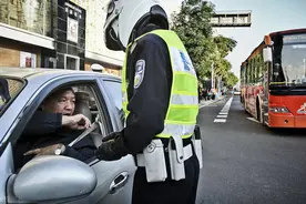 开车养成这些好习惯 实现全年零交通违章。 交通事故躲着你图片