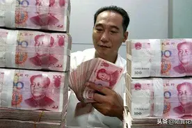银行员工把存的800元打成80万，储户钱用完了，事后追究怎么办？图片