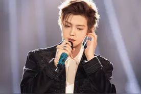 鹿晗关晓彤同场唱歌，两人差别太大，网友直呼：鹿晗多教女友唱歌图片