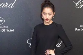 关晓彤身高报低了，成行走的身高测量仪后让很多男星身高变虚假图片