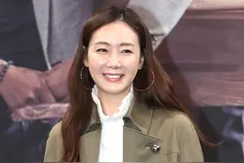 45岁崔智友晒母女合照，女儿首度曝光，皮肤雪白身形修长像妈妈图片