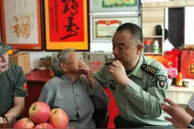 “4个人1条腿”的一等功臣，中秋探望94岁烈士妈妈，潸然泪下图片