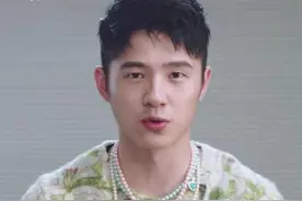 刘昊然近照流出，仅22岁就身材走形，脸部发福要走中年男人老路？图片