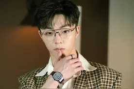 陈立农出席活动，格纹西装搭配白衬衣，面带眼镜斯文可爱图片