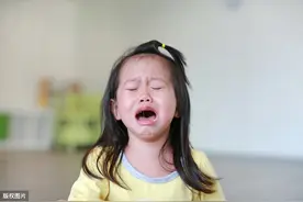 小孩哭泣图片图片