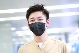 刘奕君儿子太会穿了！刘怡潼穿卡其色套装，简约帅气似贵族公子图片