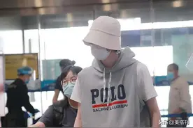 长腿男神太会穿！周翊然穿无袖卫衣搭短袖，奶狗狼狗任意切换图片