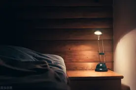 故事：她在卧室睡觉，半夜有歹徒砸门，包里的内存盘让她保住性命图片