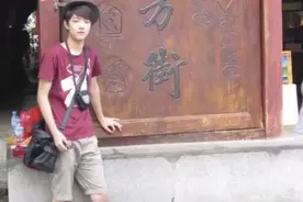 肖战新动图变猛男，手臂粗壮全是肌肉，和出道时干瘦身材差别巨大图片