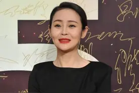 于明加瘦过头，紧身长裙穿得松垮都撑不满，看着不足90斤像纸片人图片