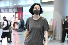 谁说王菲已经是“阿姨”，穿T恤出门都能显曲线，就是肚子有点挺图片