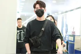 熊梓淇一袭黑色现身机场，面带口罩也遮不住发福的脸，胖了也帅气图片