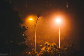 男孩雨夜负气离家出走 抚州交警当了“知心哥哥”图片
