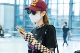 戚薇身材好太任性！穿超短裤露出打底裤，一双“电棒腿”真招摇图片
