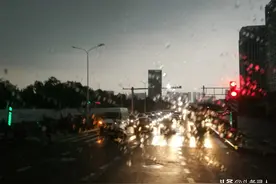 郑州大雨小伙电动车却没电，好心人拖车30分钟送他回家：以前也有人帮过我图片